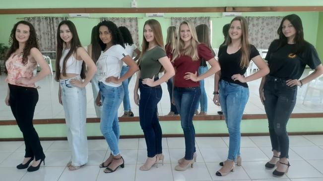 Primeira reunião com as candidatas ao título de Soberanas de Paraíso do Sul