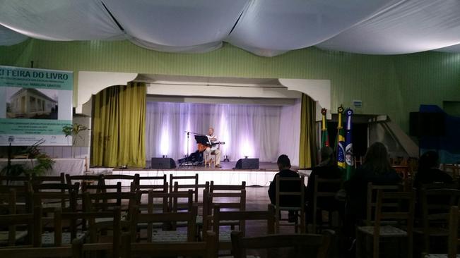 Músico paraisense se apresentou na Feira do Livro.