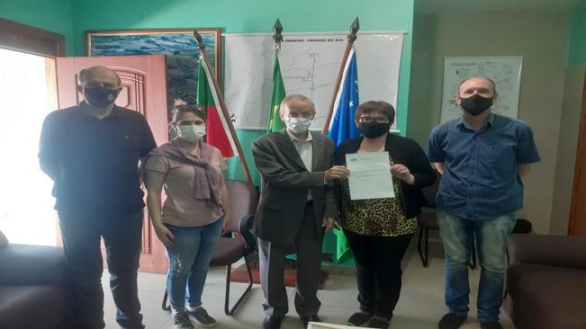 Prefeito da posse a novas funcionárias