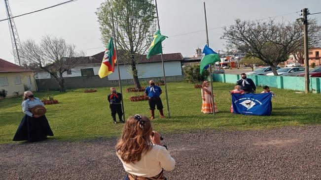 Secretaria de Educação e Cultura em parceria com CTG Amigos do Rio Grande realiza homenagem ao dia do Gaúcho