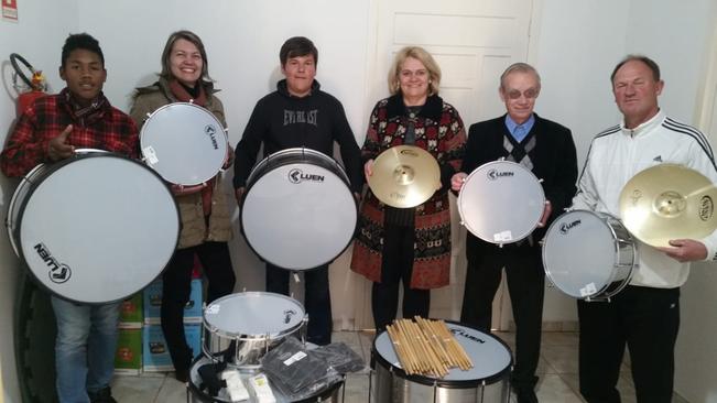 Banda Marcial da Escola Rodrigues Alves recebe instrumentos da Prefeitura Municipal