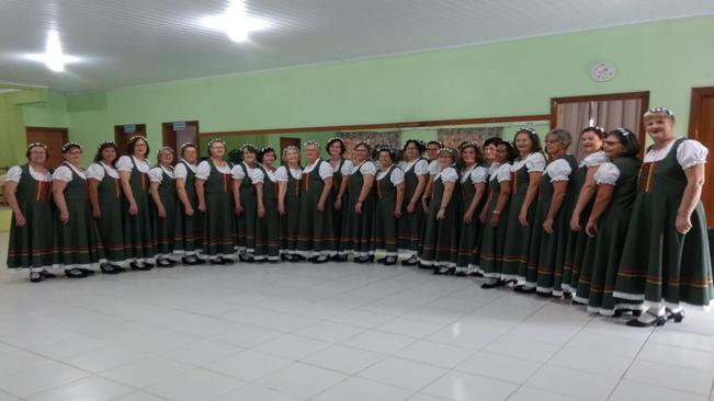 Grupo da Terceira Idade do CRAS se apresenta em Encontro Sênior de Danças em Agudo