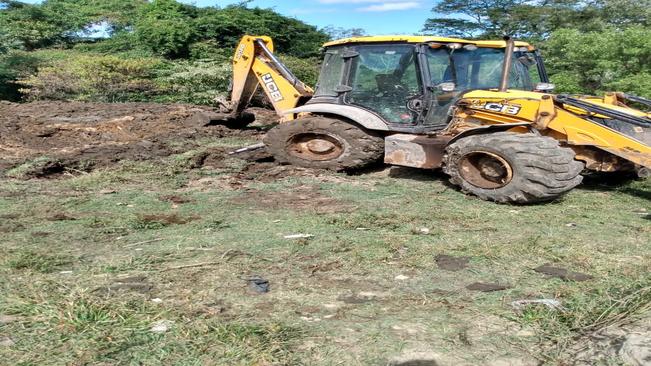 Máquinas trabalham na abertura de bebedouros nas propriedades rurais