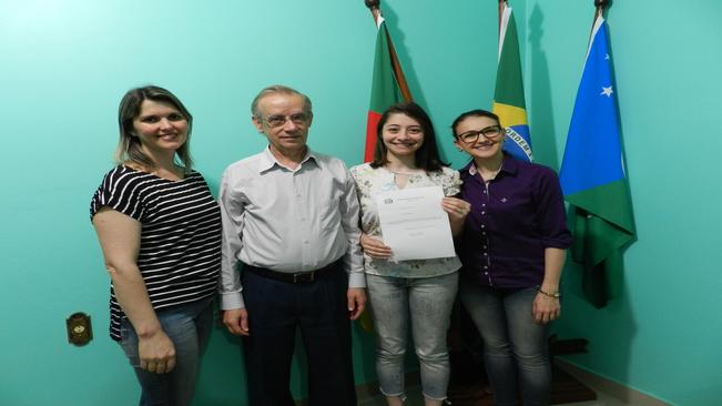 Prefeito Artur Ludwig dá posse à Enfermeira em Paraíso do Sul