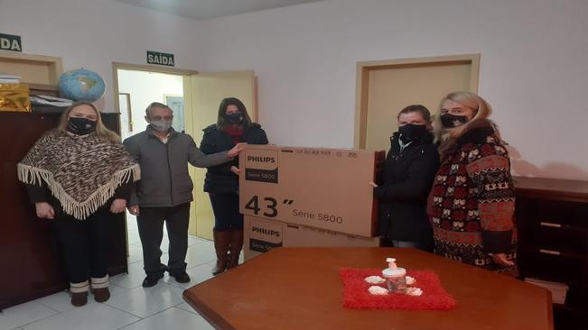 Prefeitura realiza a entrega de dois televisores para EMEI