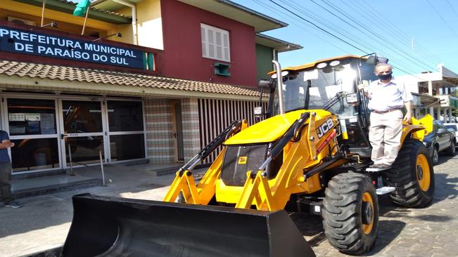 Município conta com nova Retroescavadeira