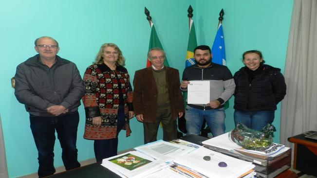 Prefeito Artur Ludwig dá posse à Servidor para a Secretaria de Educação